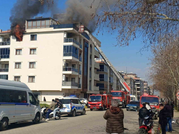 Salihli’de 4 katlı bina alevlere teslim oldu