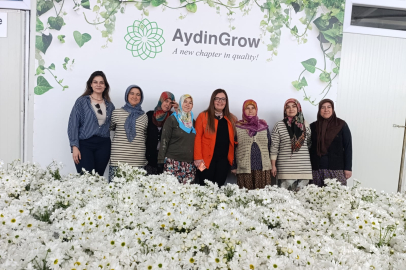 SİMAV’DA DÜNYA KADINLAR GÜNÜ SEBEBİYLE 35 BİN ÇİÇEK DAĞITIMI YAPILDI