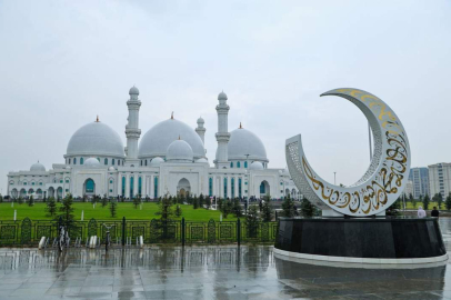 KAZAKİSTAN ÇİMKENT’DEKİ SEİTZHAN QARİ CAMİNİN HALILARI DEMİRCİ’DEN