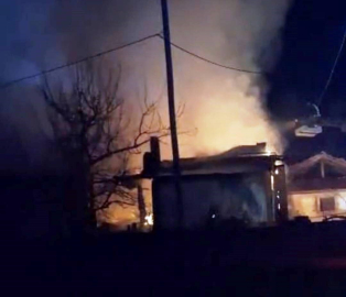 Hisarcık’ta çıkan yangında ev ve samanlık tamamen yandı