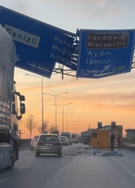 Yönlendirme tabelasına çarpan tırın dorsesi yola savruldu