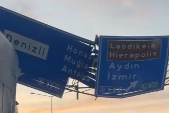 Yönlendirme tabelasına çarpan tırın dorsesi yola savruldu