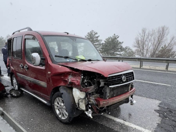 Uşak’ta hafif ticari aracın bariyere çarpması sonucu 6 kişi yaralandı