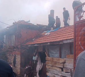 Tavşanlı’da korkutan yangın, iki katlı ev kullanılamaz hale geldi