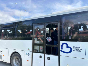 Uşak’ta  Nev Sağlık Grubu Balıkesirspor’un taraftar otobüsüne taşlı saldırı