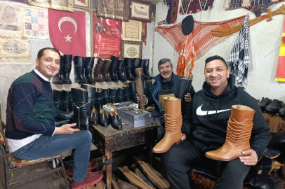 TURGUTLU’LU AYAKKABI USTASI ASIRLIK AHŞAP KALIPLARLA KÖRÜKLÜ “EFE ÇİZMESİ” ÜRETİYOR