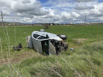 Uşak’ta otomobil tarlaya devrildi: 4 kişi yaralandı