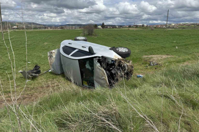 Uşak’ta otomobil tarlaya devrildi: 4 kişi yaralandı
