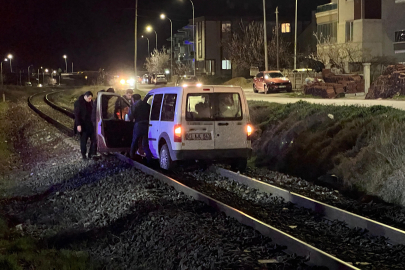 Yolu karıştırıp tren raylarına giren sürücünün tehlikeli anları