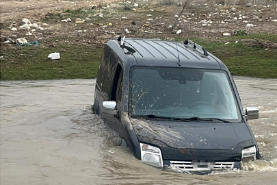 Yolunu kaybetti, aracıyla çayı geçmeye çalışırken suda mahsur kaldı