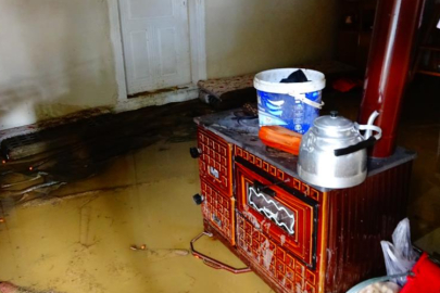 Tavşanlı'da gölet taştı, bir ev ve ahır sular altında kaldı