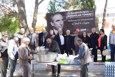MHP Eşme İlçe Teşkilatı Alparslan Türkeş için Pilav ikramı Yaptı
