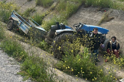 Ön lastiği fırlayan traktör takla attı: 2 yaralı