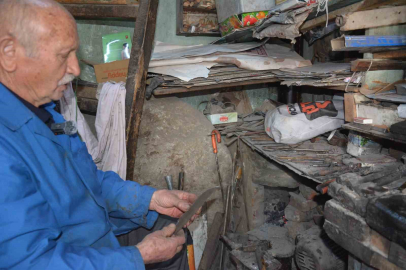 Manisa’nın 64 yıllık çelik bileği Orhan usta yarım asırdır örs başında