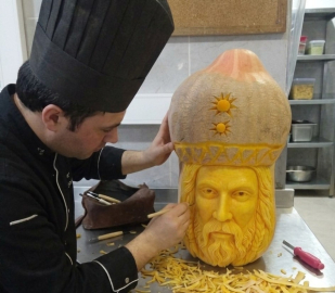 Karpuz ve bal kabağıyla mutfağı sanat atölyesine çeviriyor
