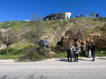 Park halindeki otomobil hareket ederek uçuruma yuvarlandı