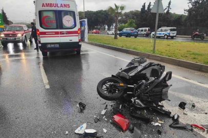 Kırmızı ışıkta bekleyen araca çarpan motosiklet sürücüsü ağır yaralandı
