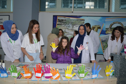 EĞİTİM VE ARAŞTIRMA HASTANESİ’NDEN RENKLİ FARKINDALIK: "SAĞLIK PARMAK UÇLARINDA BAŞLAR"