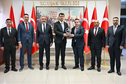TÜRKAV UŞAK EKİBİ UŞAK VALİSİ SERDAR KARTAL'I ZİYARET ETTİ
