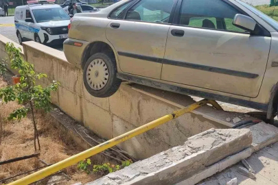 Freni boşalan araç doğal gaz borusunda askıda kaldı
