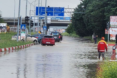UŞAK'TA Kİ SAĞNAK YAĞIŞ HAYATI OLUMSUZ ETKİLEDİ