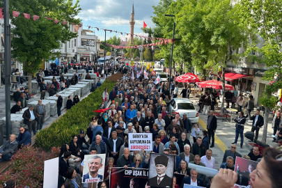 CHP Uşak İl Teşkilatı Özgür Özel'e destek için yürüdü
