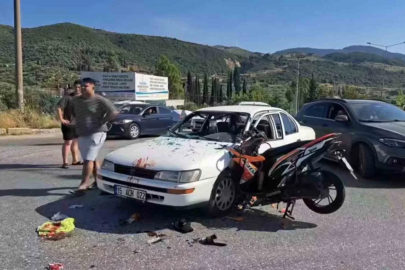 Motosiklet otomobile ok gibi saplandı
